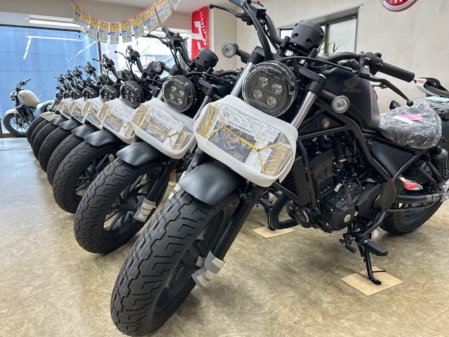 ﾚﾌﾞﾙEｸﾗｯﾁ黒、入荷しました！！